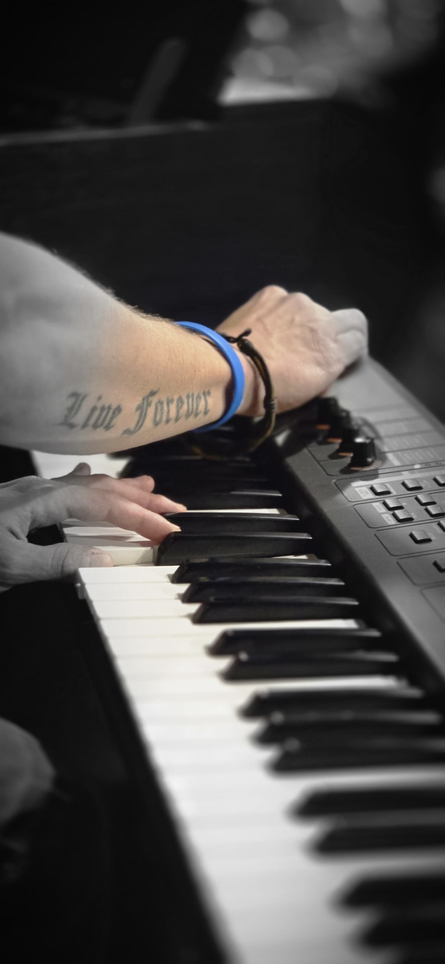 Detalj ruku Dražena Babenka na klavijaturama, tetovaža Live Forever
