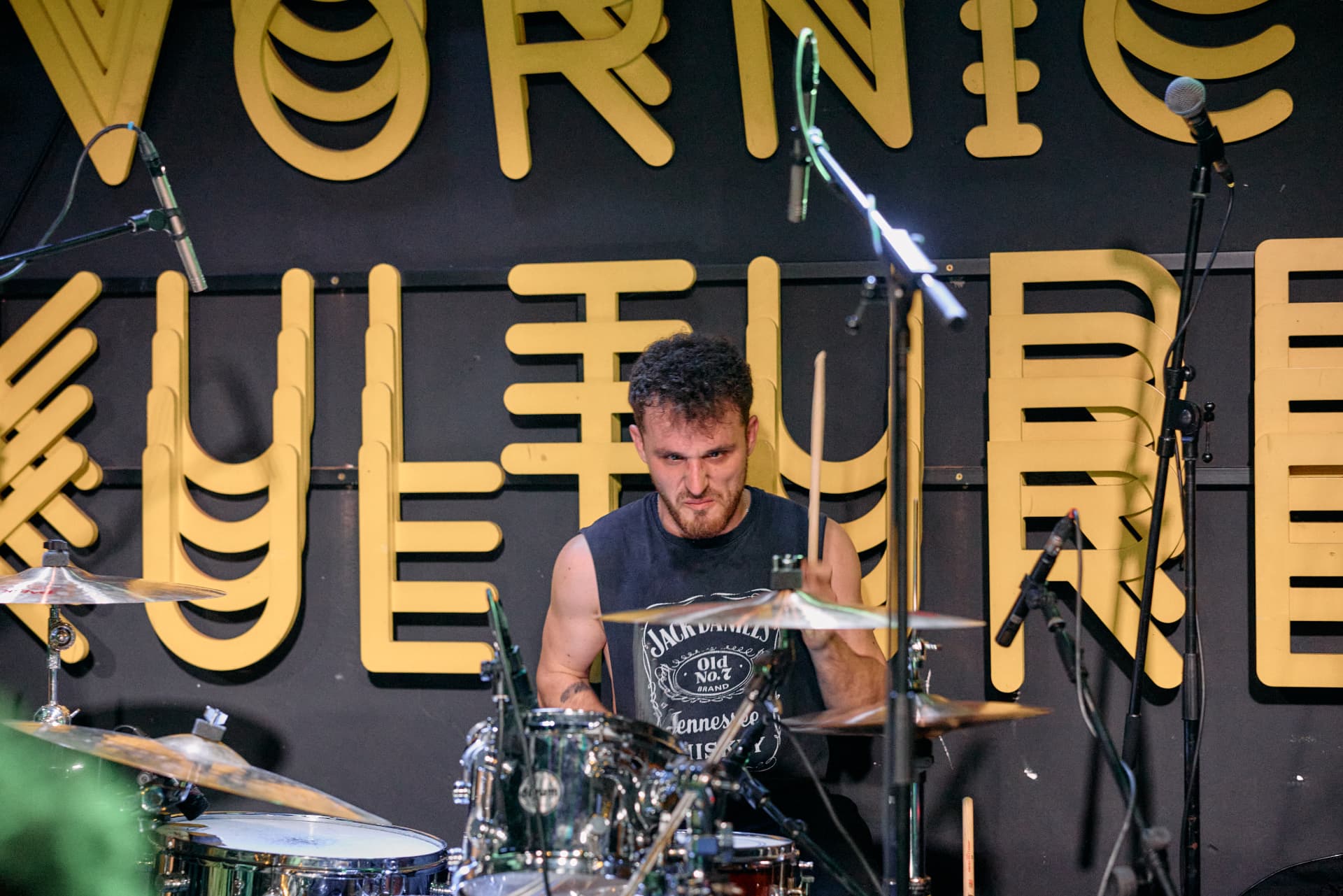 Aleks Ignjatov za bubnjevima u Tvornici kulture