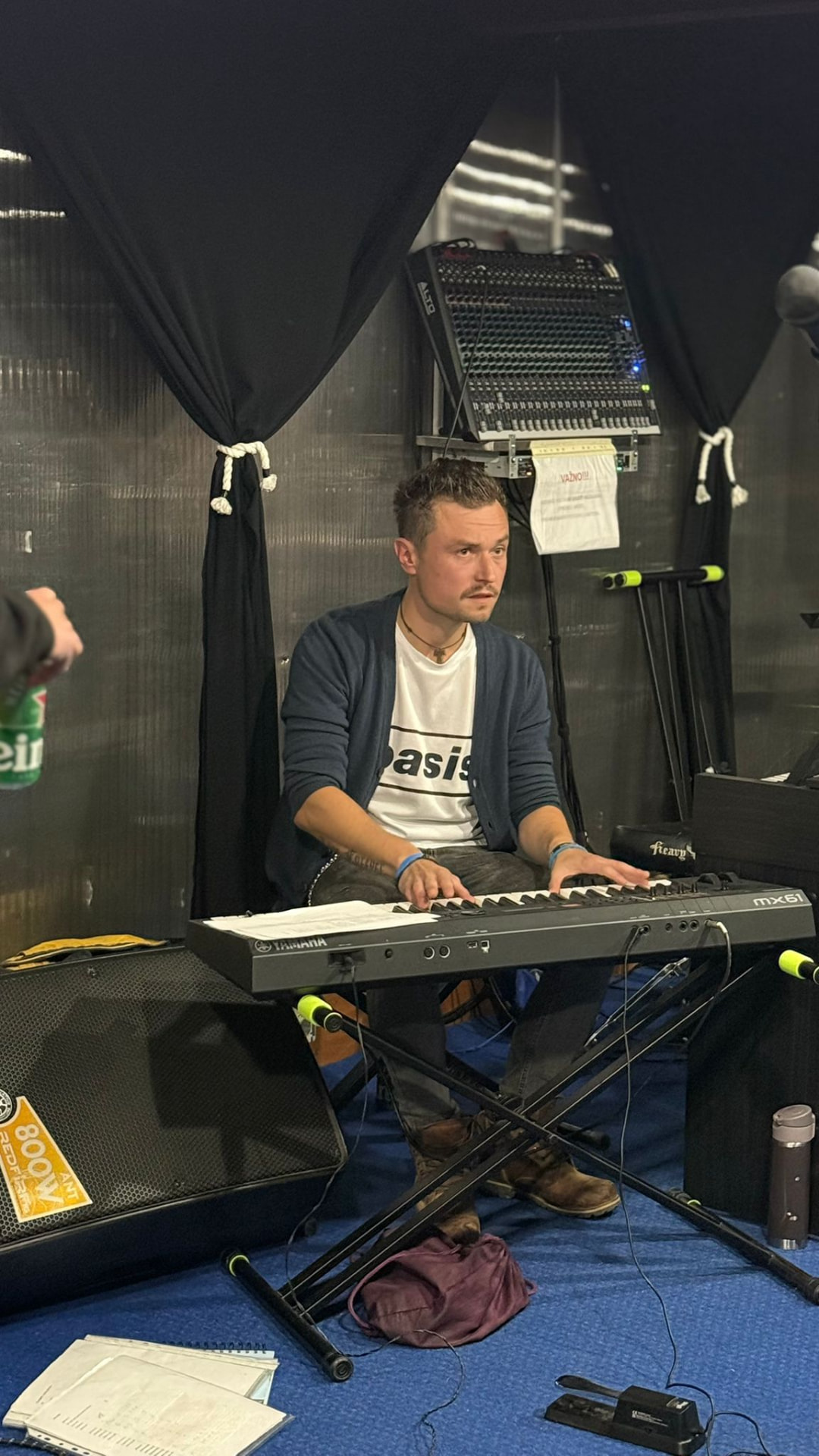 Dražen Babenko na probi u Oasis majici