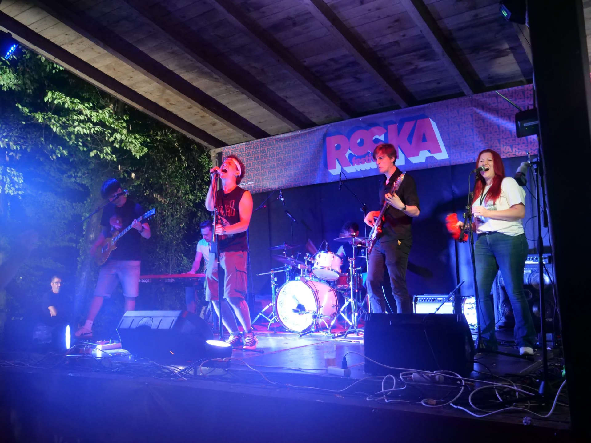 Eliza Dushku u punom sastavu na pozornici RocKA festivala