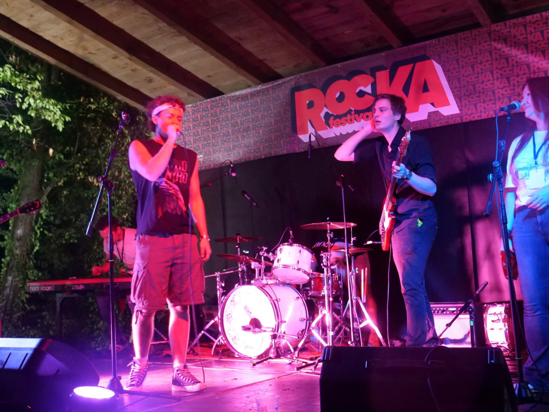 Vokal i bas gitara pod crvenim svjetlima RocKA festivala